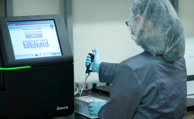 PacGenomics-team-photos-scientist-at-work